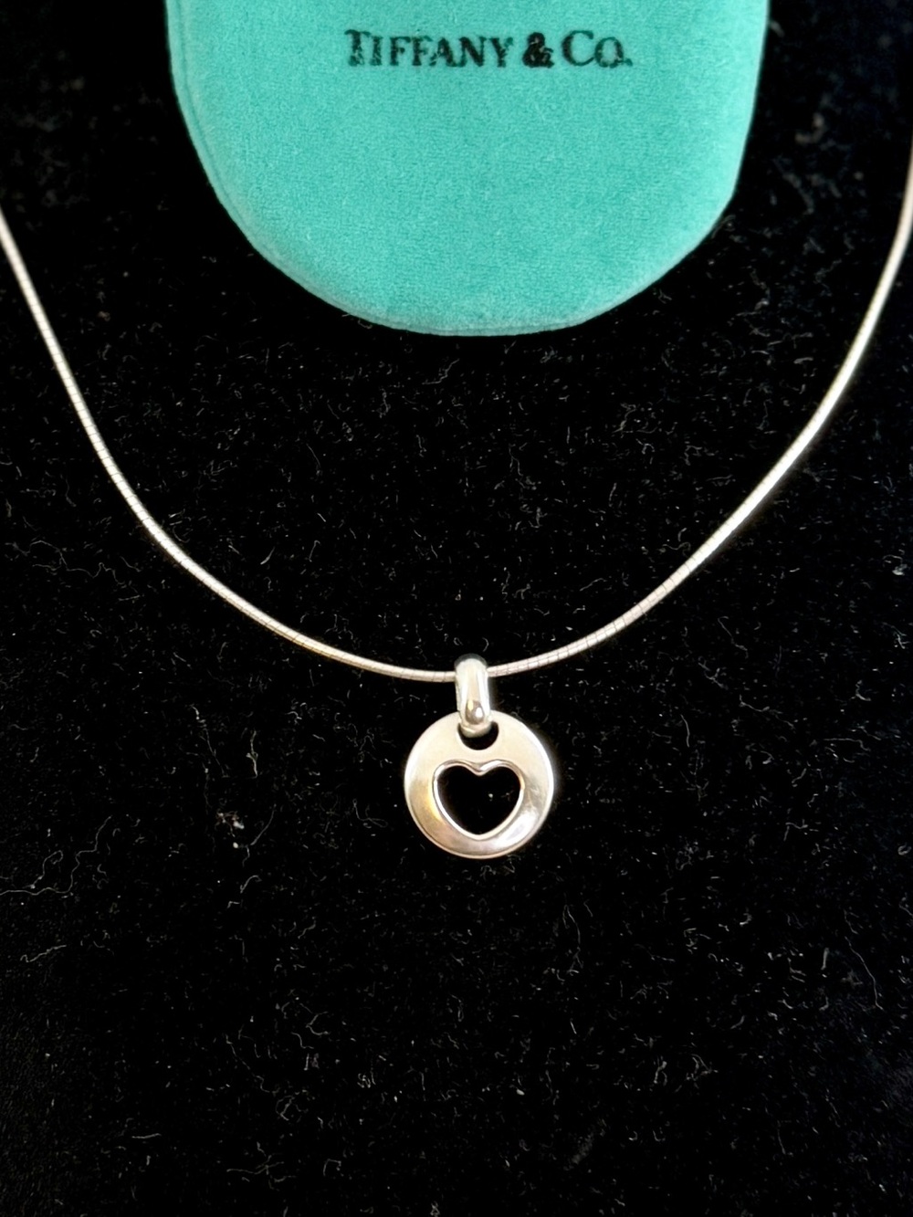 TIFFANY & CO. 1999 Sterling Silver Circle Open Heart Pendant Snake Necklace COA
